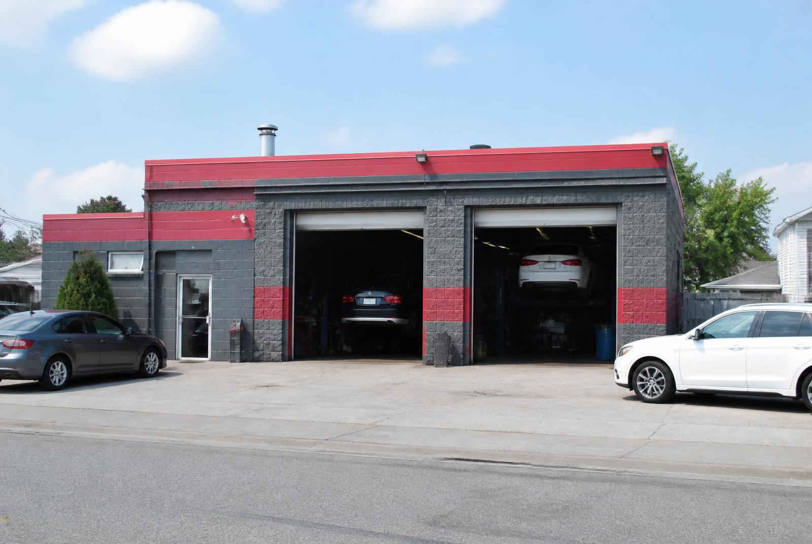 Exterior of 4 Aces Auto Center on Parkhill Road East in Peterborough, Ontario